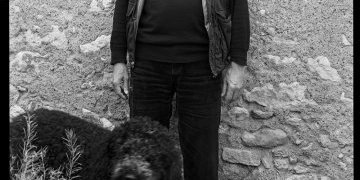 Armand Gatti promène son chien