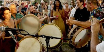 Des oeuvriers dans une mine d'art à ciel ouvert
